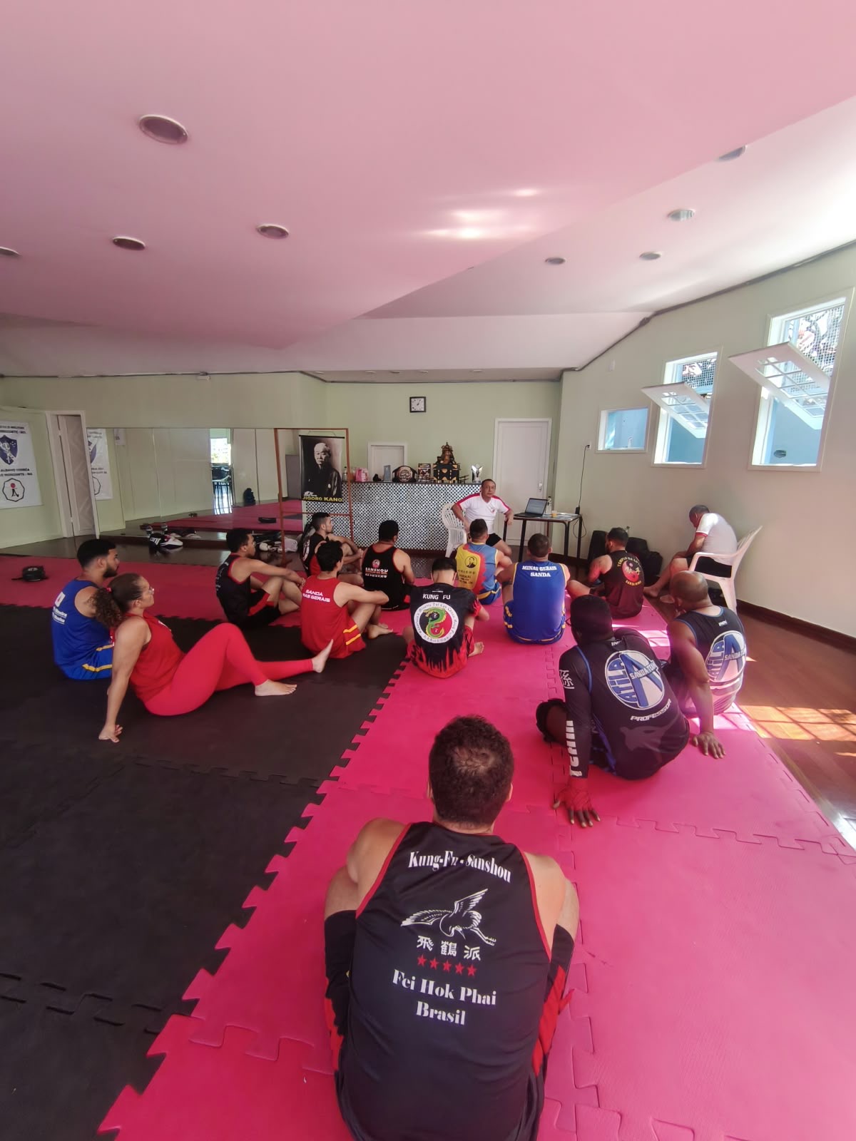 Professores reunidos durante a atualização técnica de Sanda