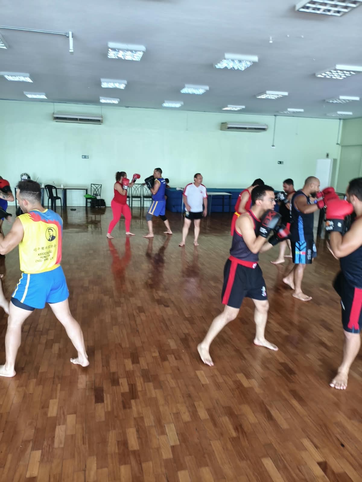 Participantes em exercício técnico durante o treinão