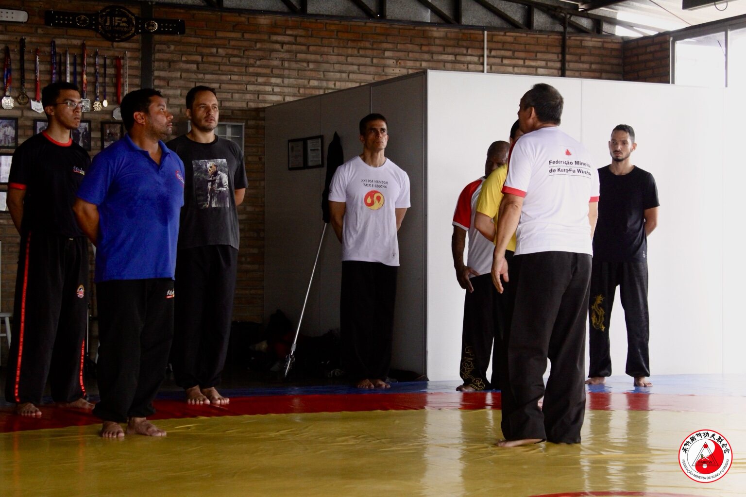 Atletas reunidos durante as orientações do treino