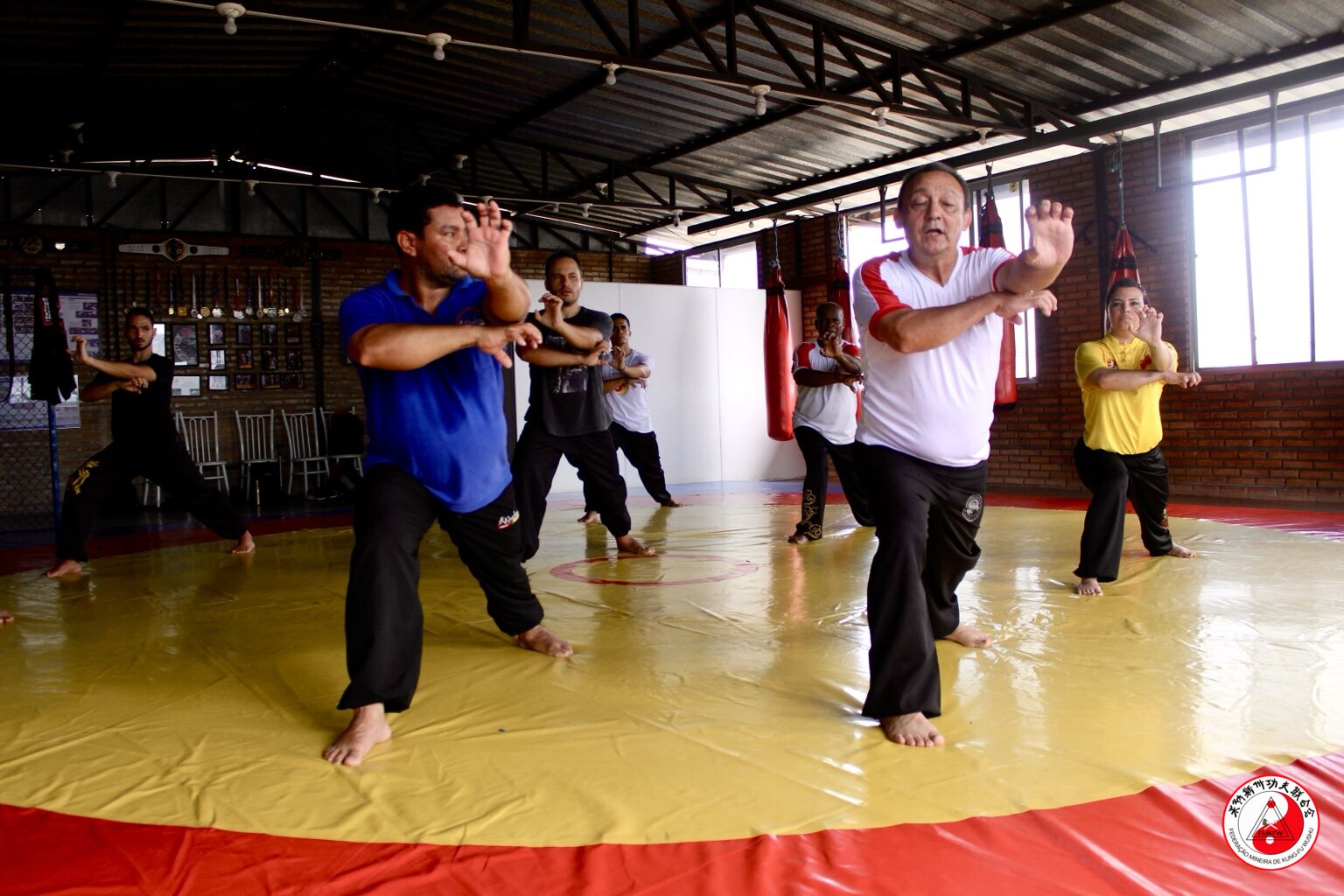 Atletas participando do treinamento coletivo de Taolu