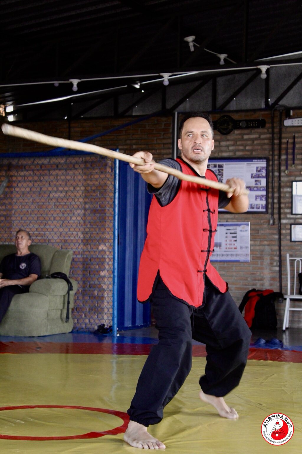 Atleta treinando rotina de Taolu com espada